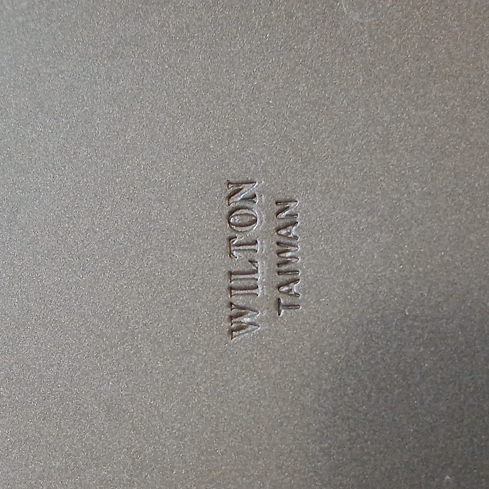 Wilton Heart Shape Baking Pans Set - Picture 3 of 8